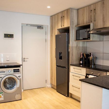 Chic, Central, Family & Group Stay - Stylish 2 Ensuite Bedroom Apartment With Spacious Balcony ケープタウン エクステリア 写真