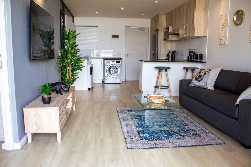 Chic, Central, Family & Group Stay - Stylish 2 Ensuite Bedroom Apartment With Spacious Balcony ケープタウン エクステリア 写真