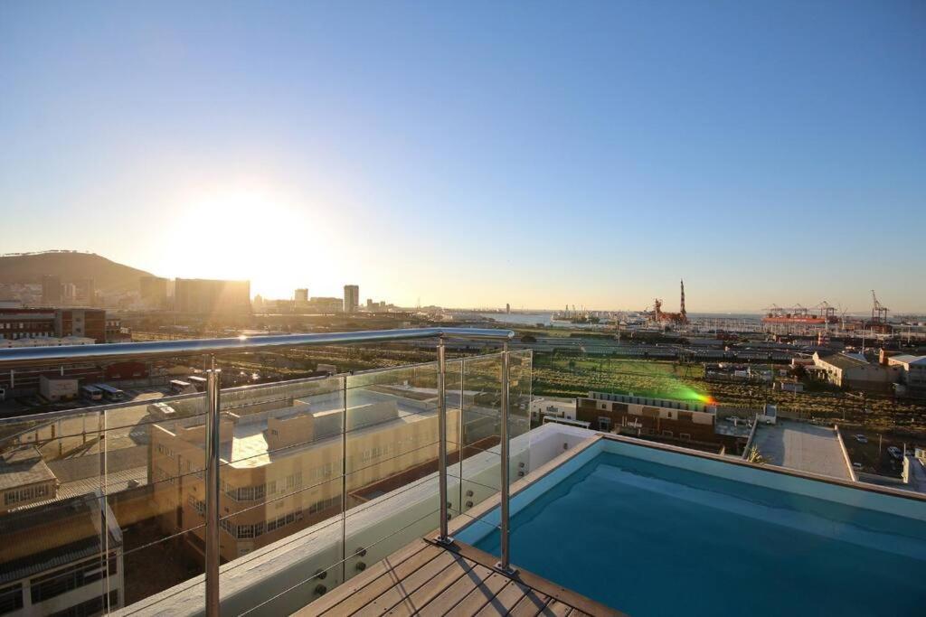 Chic, Central, Family & Group Stay - Stylish 2 Ensuite Bedroom Apartment With Spacious Balcony ケープタウン エクステリア 写真