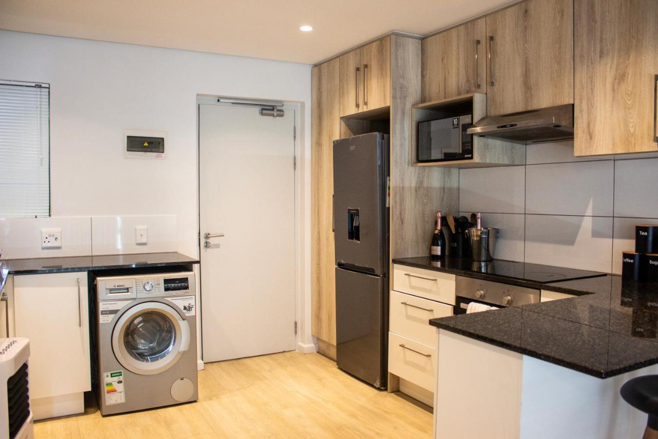 Chic, Central, Family & Group Stay - Stylish 2 Ensuite Bedroom Apartment With Spacious Balcony ケープタウン エクステリア 写真