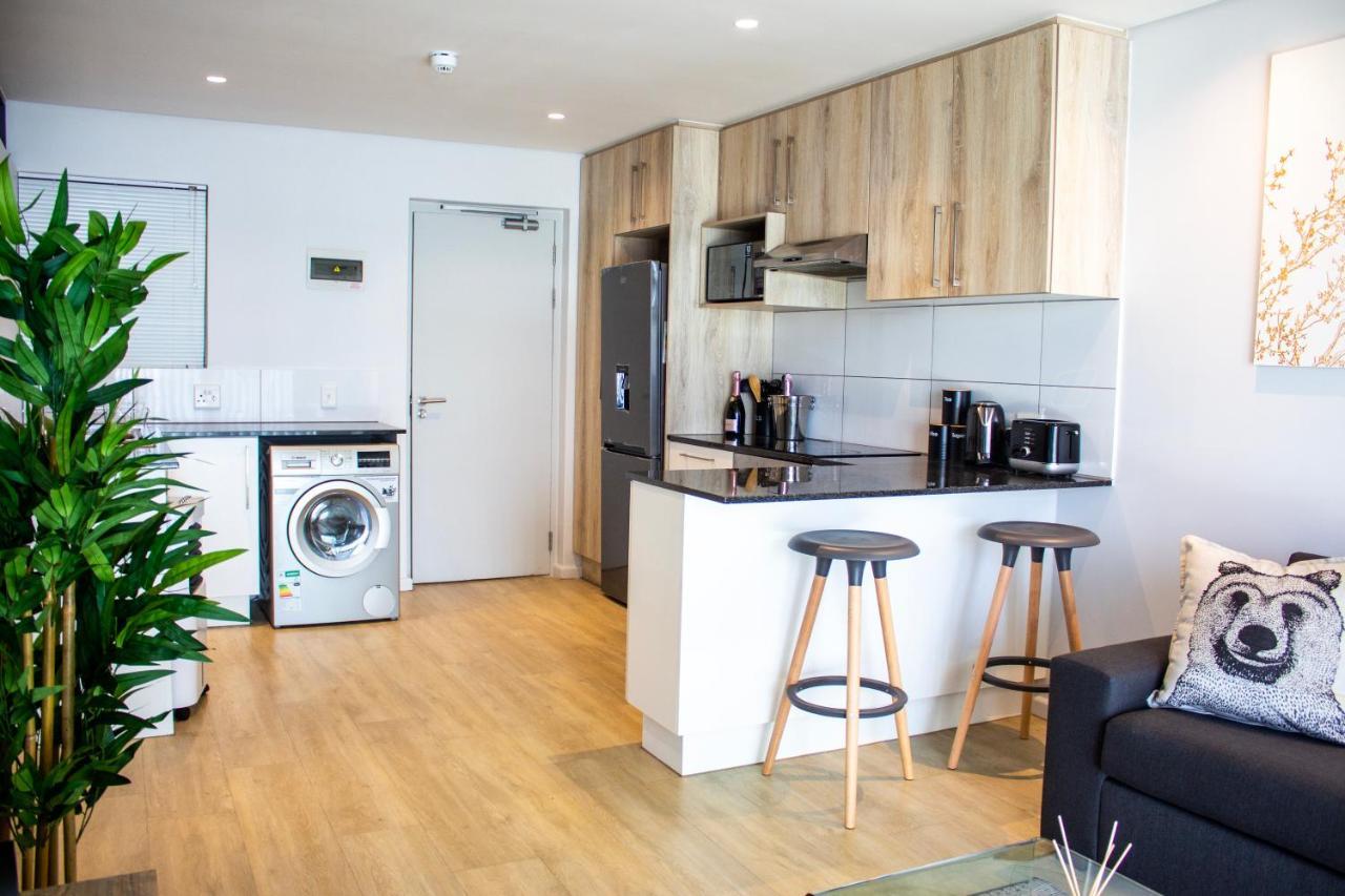 Chic, Central, Family & Group Stay - Stylish 2 Ensuite Bedroom Apartment With Spacious Balcony ケープタウン エクステリア 写真