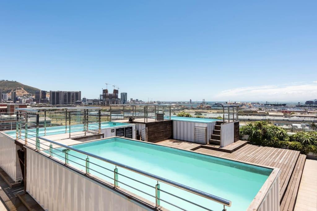 Chic, Central, Family & Group Stay - Stylish 2 Ensuite Bedroom Apartment With Spacious Balcony ケープタウン エクステリア 写真