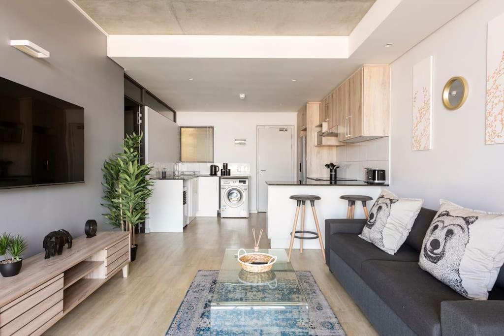 Chic, Central, Family & Group Stay - Stylish 2 Ensuite Bedroom Apartment With Spacious Balcony ケープタウン エクステリア 写真
