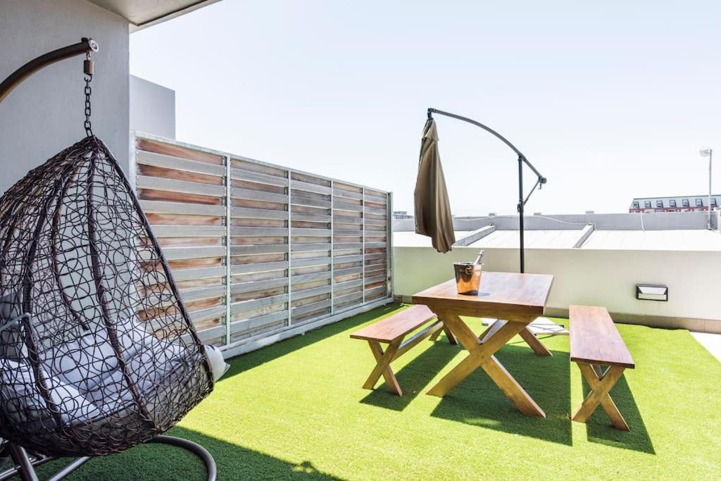 Chic, Central, Family & Group Stay - Stylish 2 Ensuite Bedroom Apartment With Spacious Balcony ケープタウン エクステリア 写真