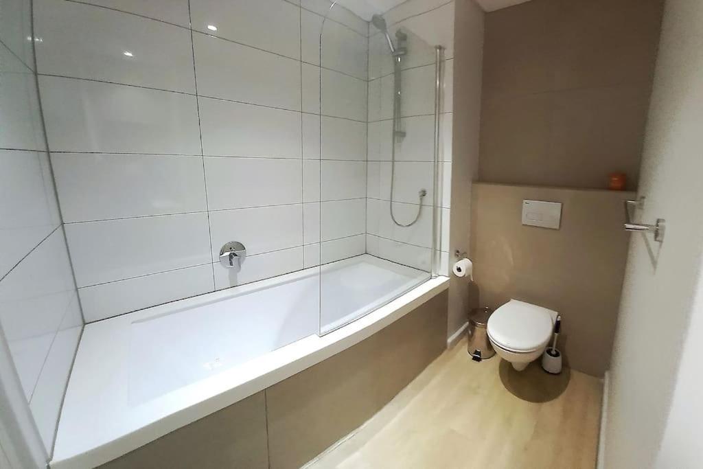 Chic, Central, Family & Group Stay - Stylish 2 Ensuite Bedroom Apartment With Spacious Balcony ケープタウン エクステリア 写真
