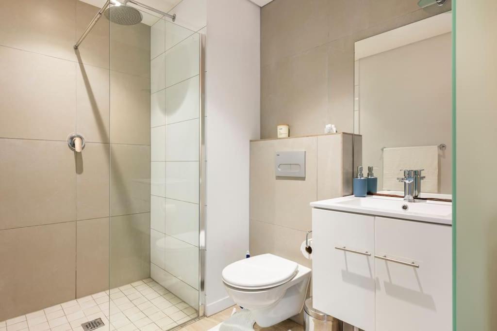 Chic, Central, Family & Group Stay - Stylish 2 Ensuite Bedroom Apartment With Spacious Balcony ケープタウン エクステリア 写真