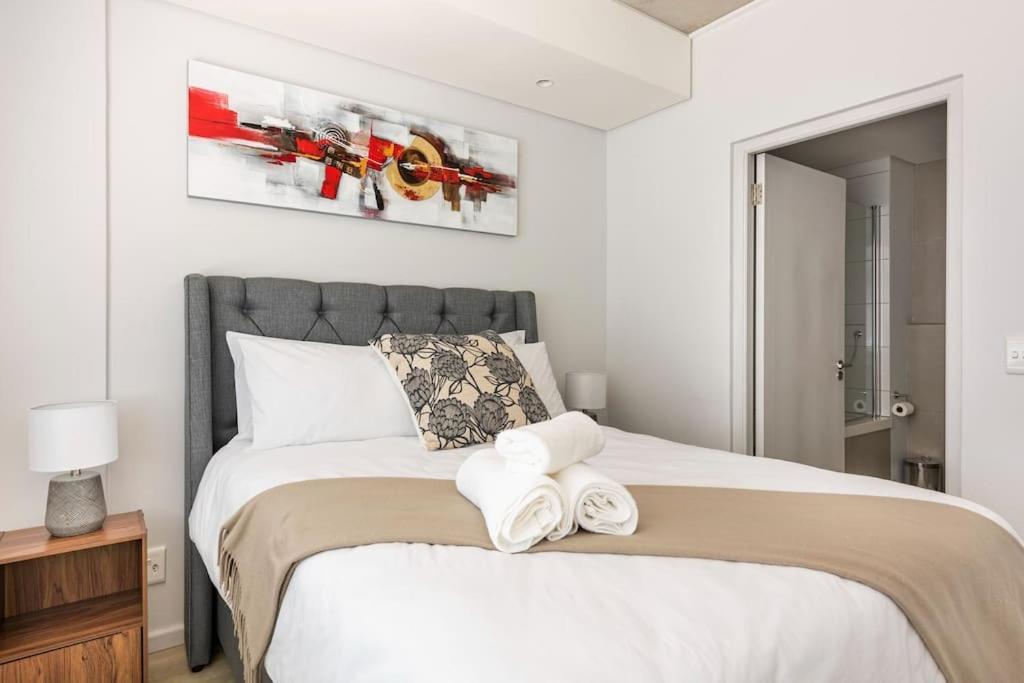 Chic, Central, Family & Group Stay - Stylish 2 Ensuite Bedroom Apartment With Spacious Balcony ケープタウン エクステリア 写真