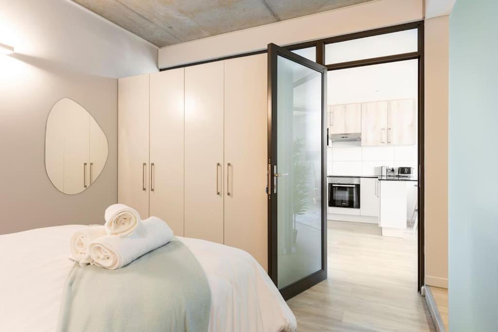 Chic, Central, Family & Group Stay - Stylish 2 Ensuite Bedroom Apartment With Spacious Balcony ケープタウン エクステリア 写真