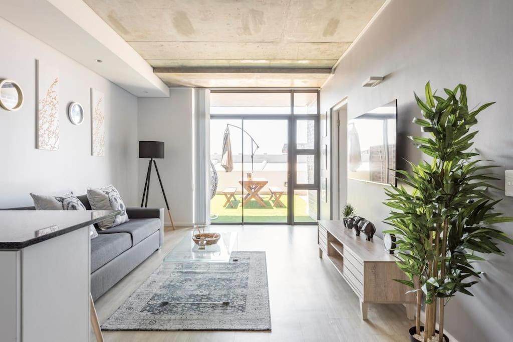 Chic, Central, Family & Group Stay - Stylish 2 Ensuite Bedroom Apartment With Spacious Balcony ケープタウン エクステリア 写真