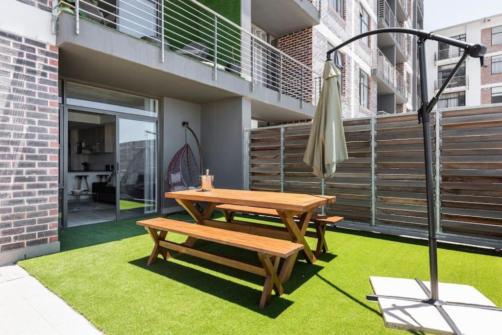 Chic, Central, Family & Group Stay - Stylish 2 Ensuite Bedroom Apartment With Spacious Balcony ケープタウン エクステリア 写真