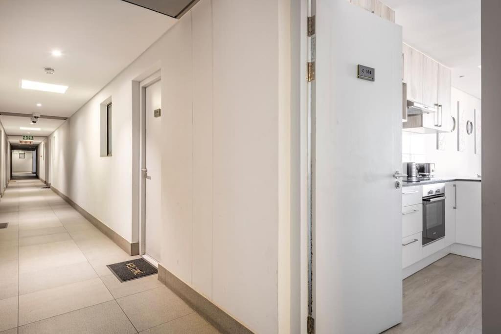 Chic, Central, Family & Group Stay - Stylish 2 Ensuite Bedroom Apartment With Spacious Balcony ケープタウン エクステリア 写真