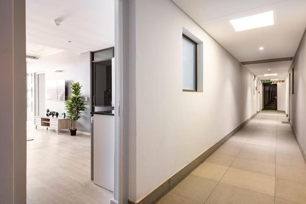 Chic, Central, Family & Group Stay - Stylish 2 Ensuite Bedroom Apartment With Spacious Balcony ケープタウン エクステリア 写真