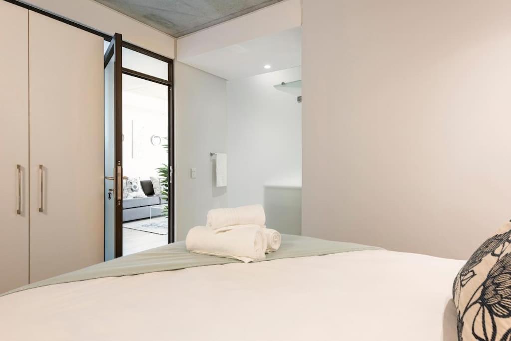 Chic, Central, Family & Group Stay - Stylish 2 Ensuite Bedroom Apartment With Spacious Balcony ケープタウン エクステリア 写真