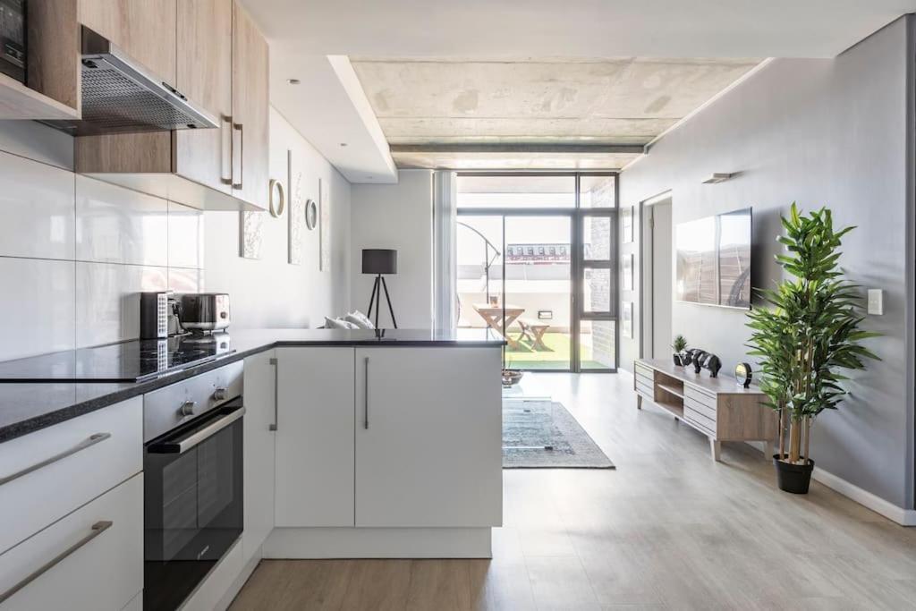 Chic, Central, Family & Group Stay - Stylish 2 Ensuite Bedroom Apartment With Spacious Balcony ケープタウン エクステリア 写真