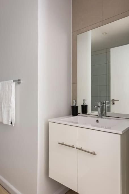 Chic, Central, Family & Group Stay - Stylish 2 Ensuite Bedroom Apartment With Spacious Balcony ケープタウン エクステリア 写真